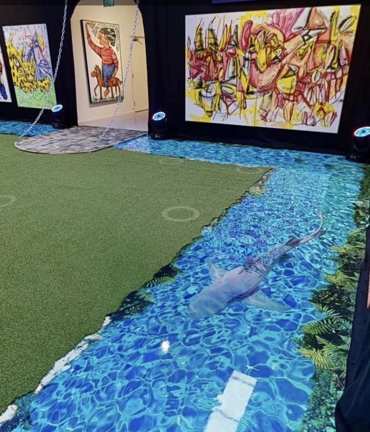 Detalj av epoxy-kunstgulv med abstrakt tekstur og sterke farger – laget av Art by Birk for Ma$arati 2021