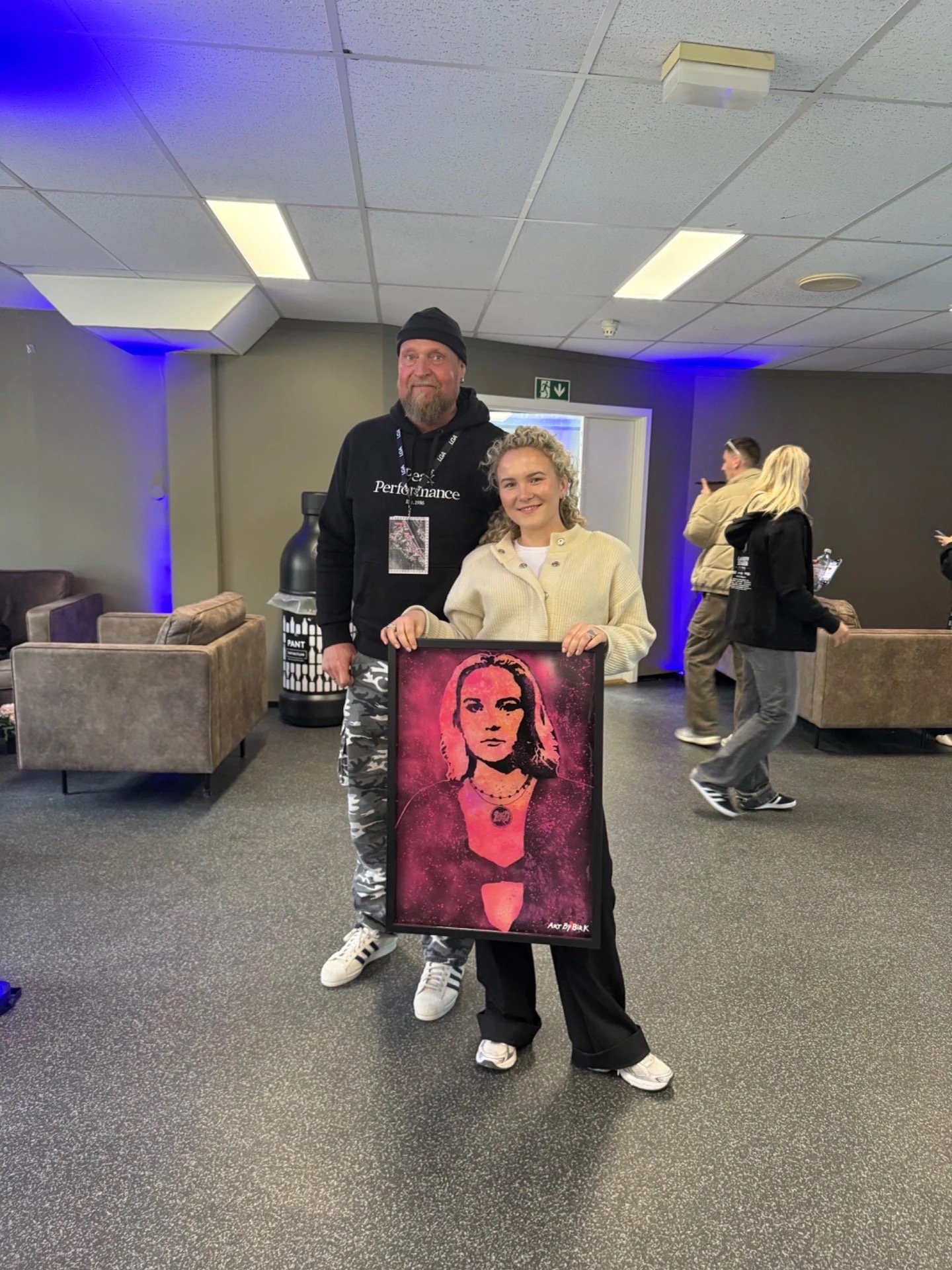 Epoxy‑portrett av Emma Steinbakken i sterke rosa Epoxy farger – Dette er 1/1 original kunst av Art by Birk