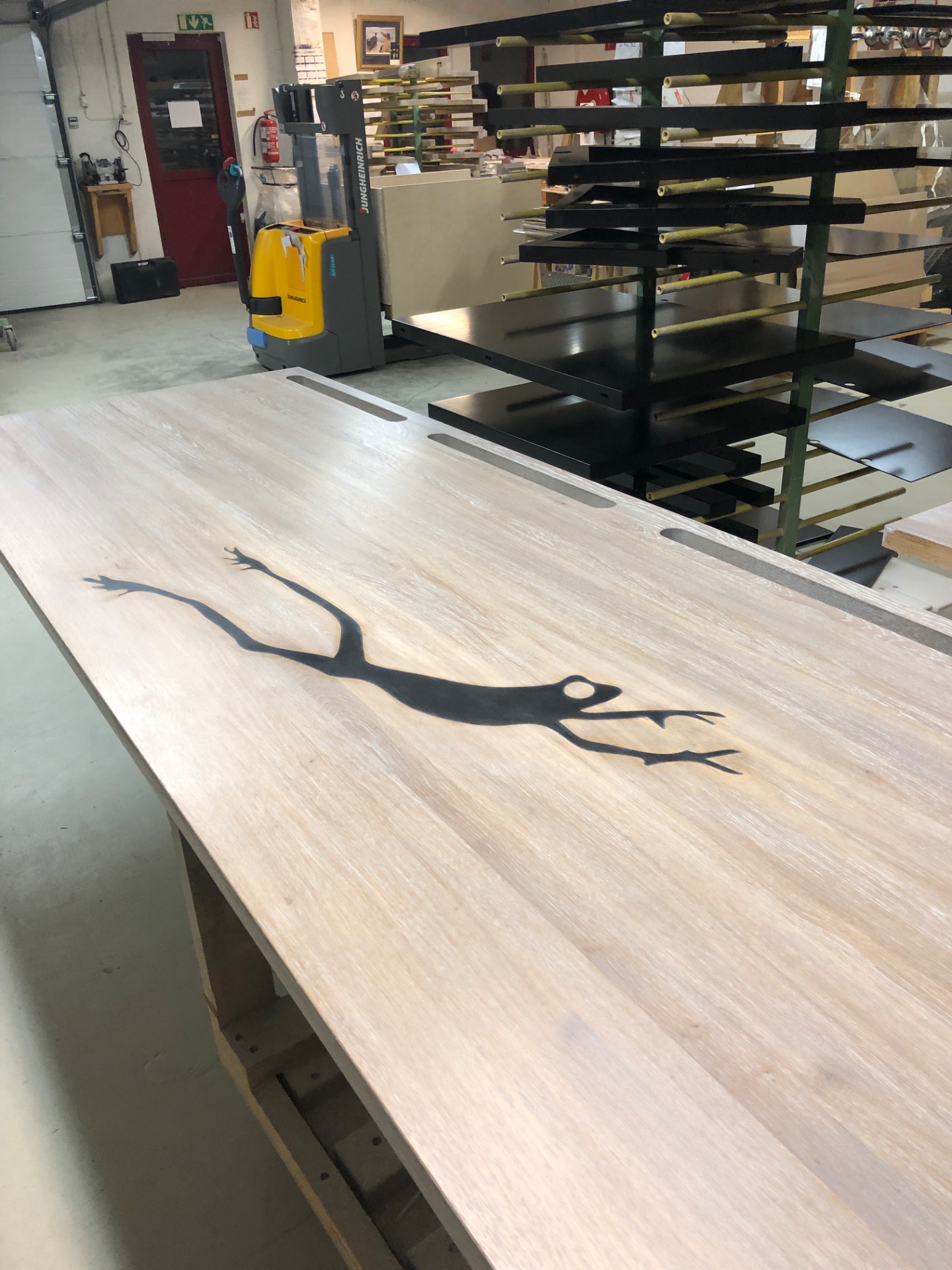 Epoxy log til Leo Moracchioli i sort Epoxy farger – original kunst av Art by Birk
