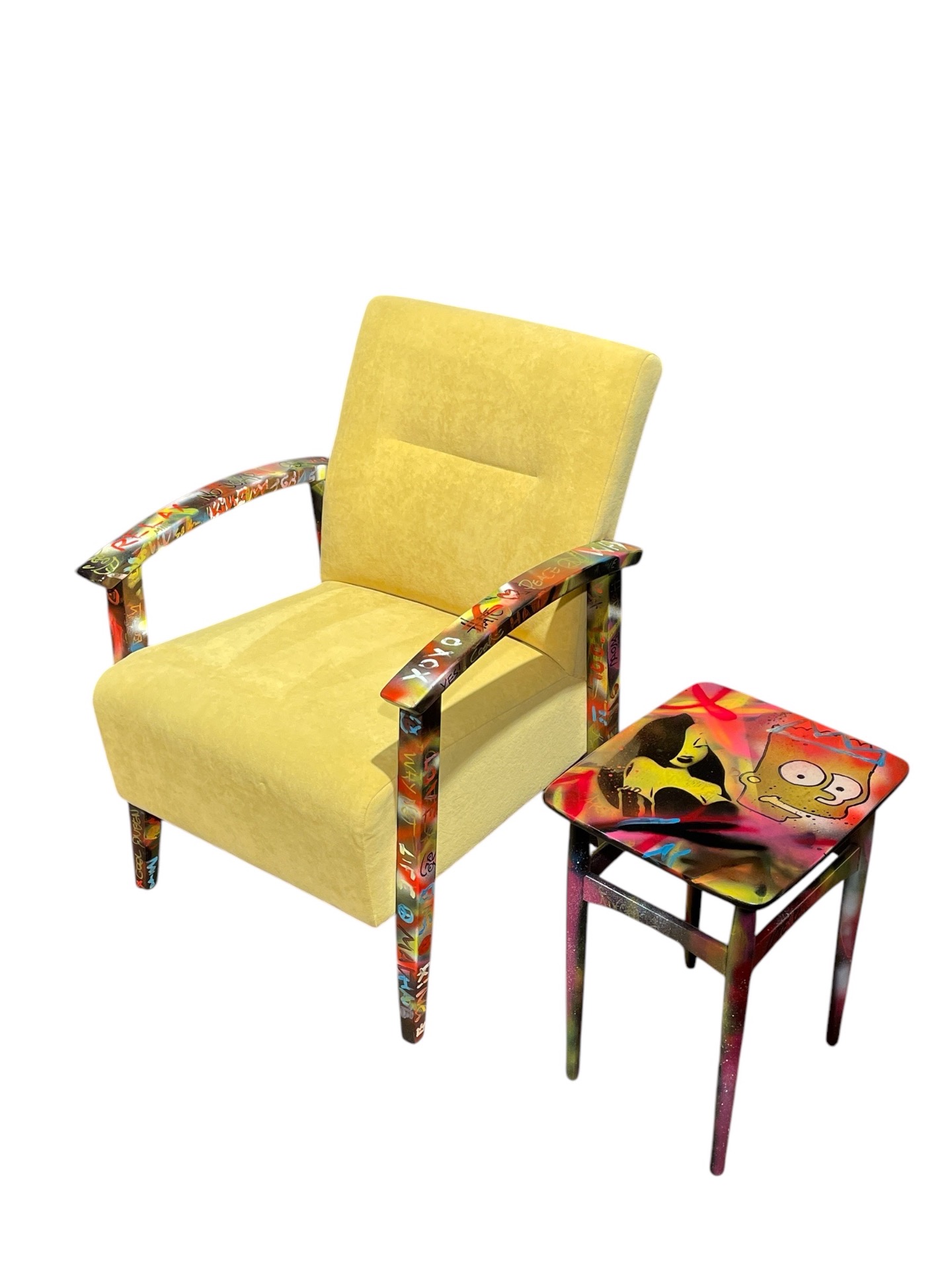 “Gul vintage stol med håndmalt streetart armlener og vintage bord med moderne streetart-motiv”