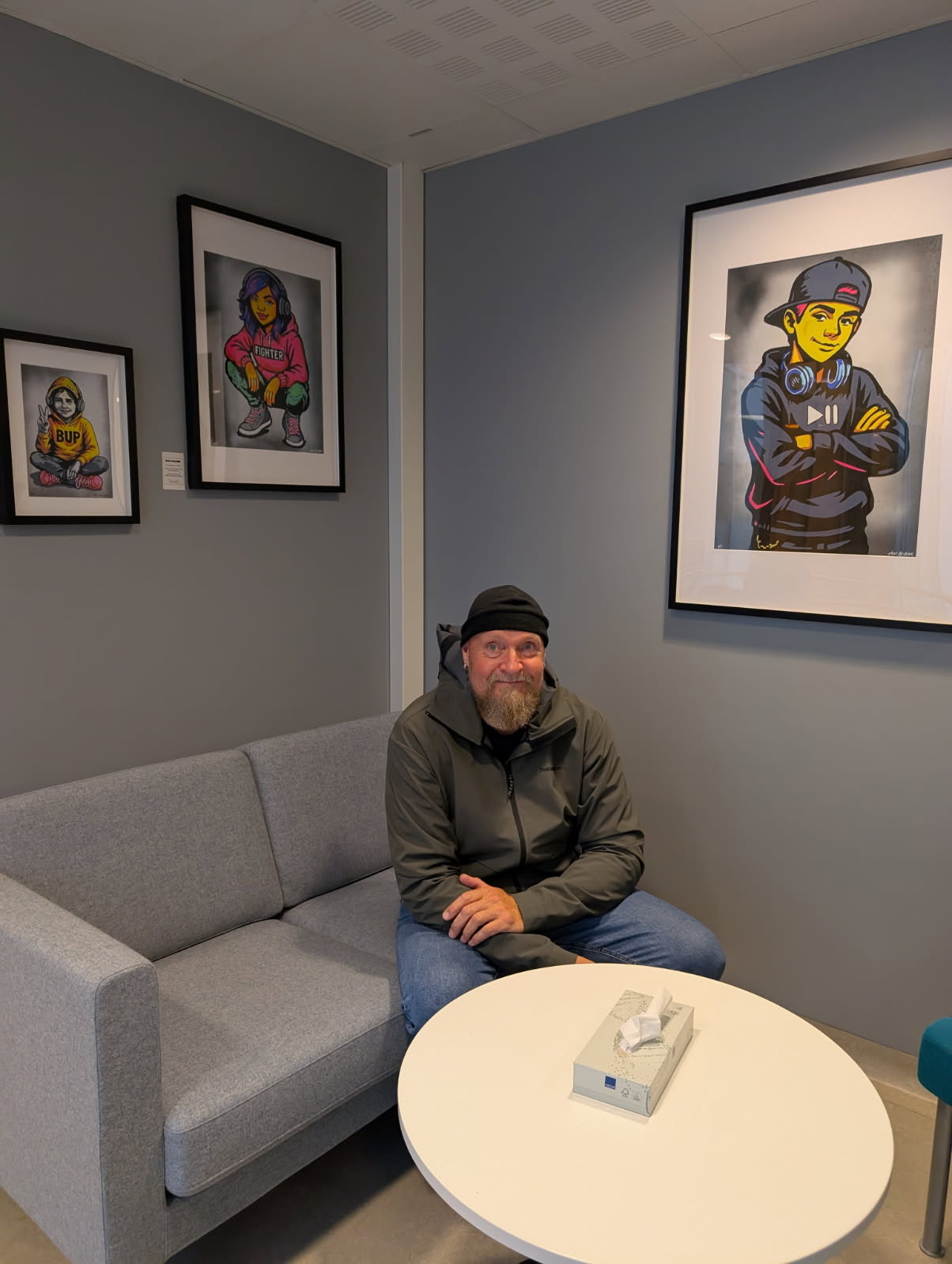 Fornøyd etter montering hos BUP Madla sitt venterom - Art by Birk