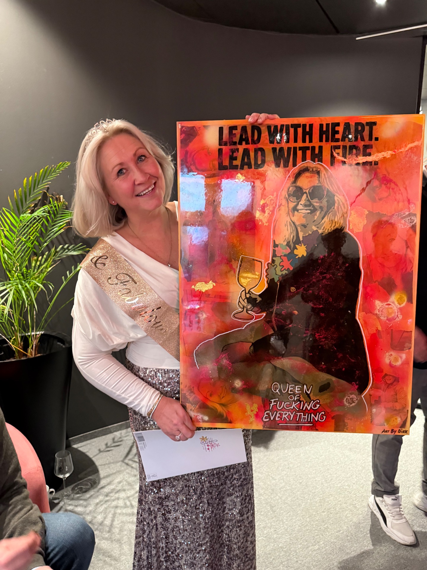 Bilde viser overrekkelse og en fornøyd jubelant.