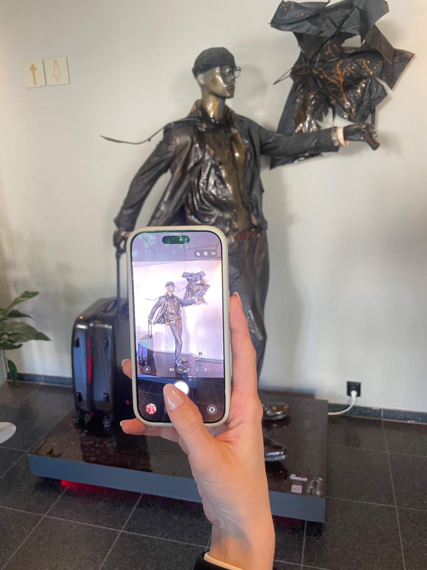 The Traveler Epoxy statue utstillet hos Clarion Hotel Stavanger