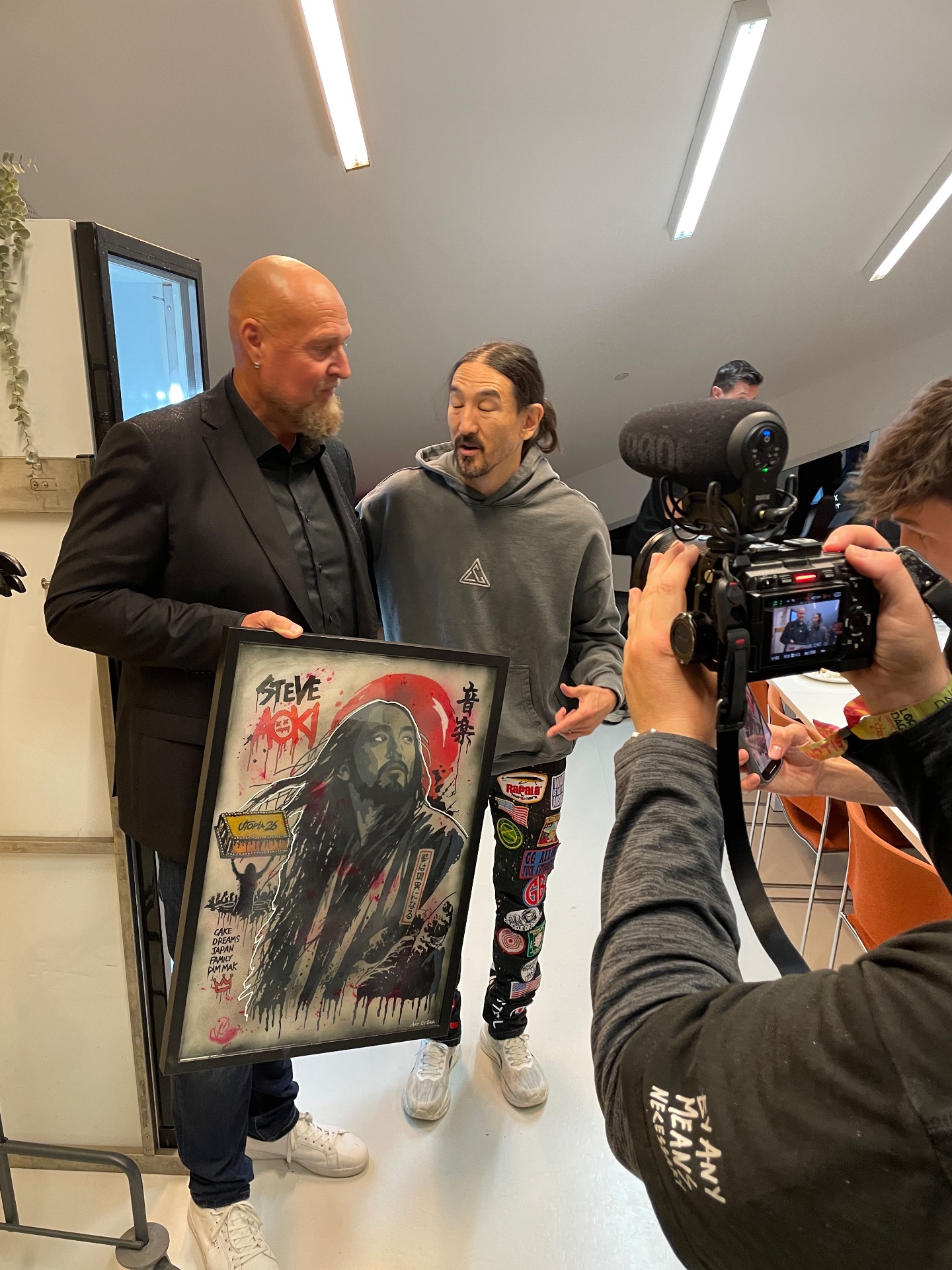 Overlevering til STEVE AOKI 